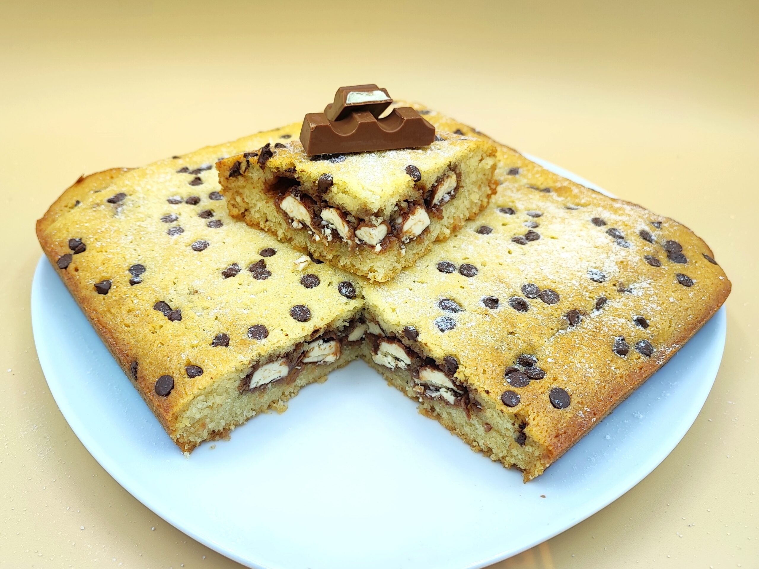 Gâteau coulé avec des barres Kinder