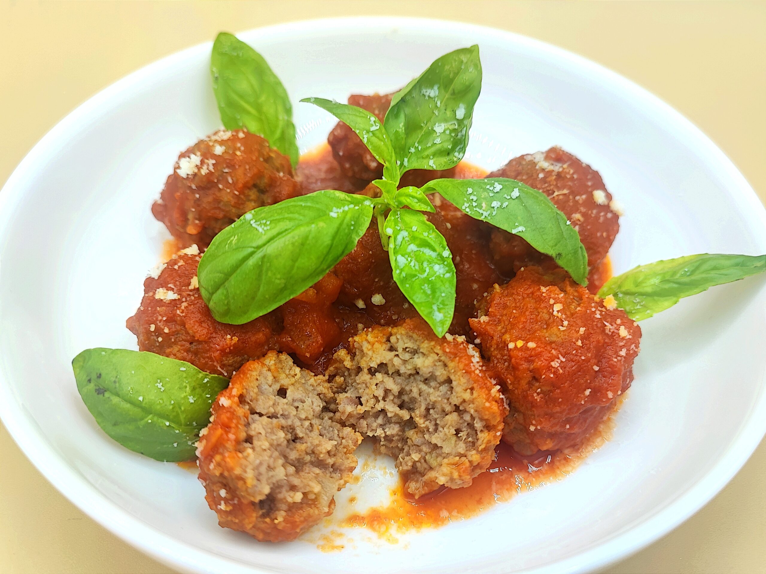 boulettes de viande avec pommes de terre en sauce (sans œufs)