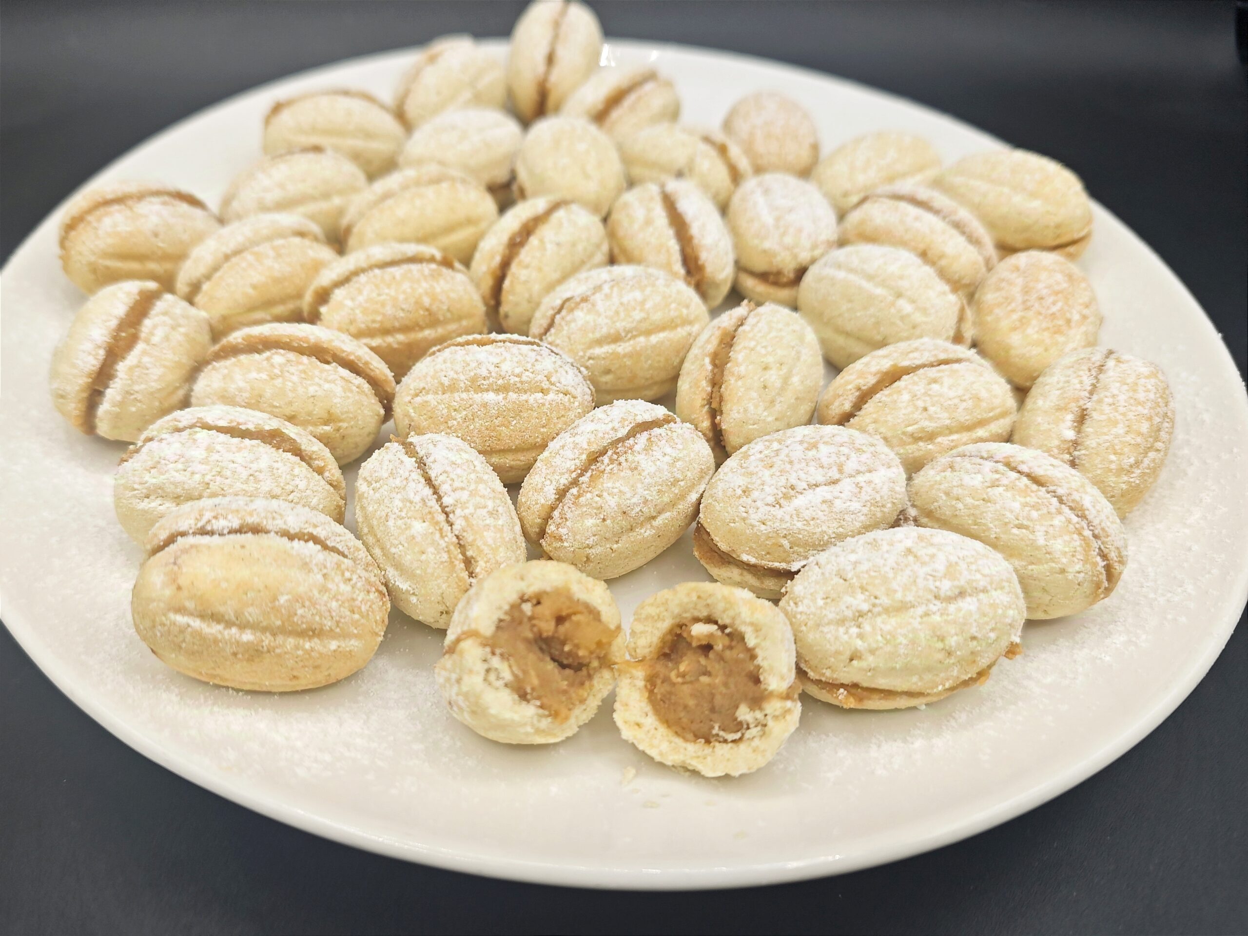 Noix de pâte sablée farcies au caramel et cacahuètes