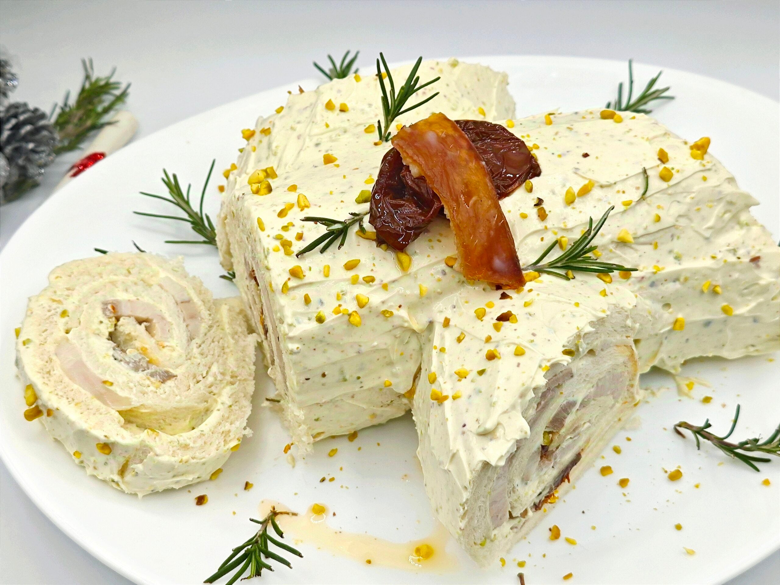 Bûche de Noël avec porchetta et pistache