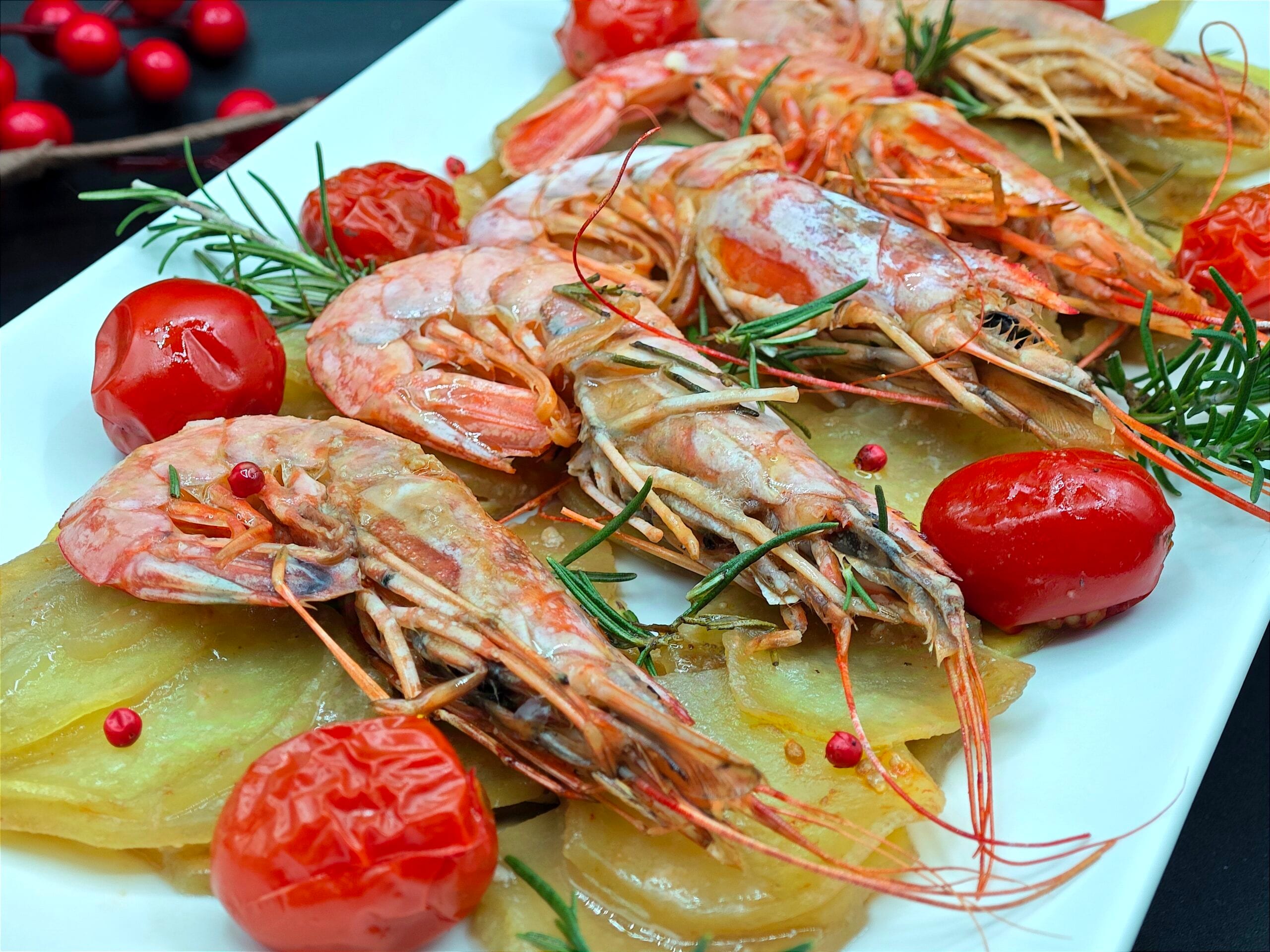 Crevettes géantes avec pommes de terre et tomates cerises