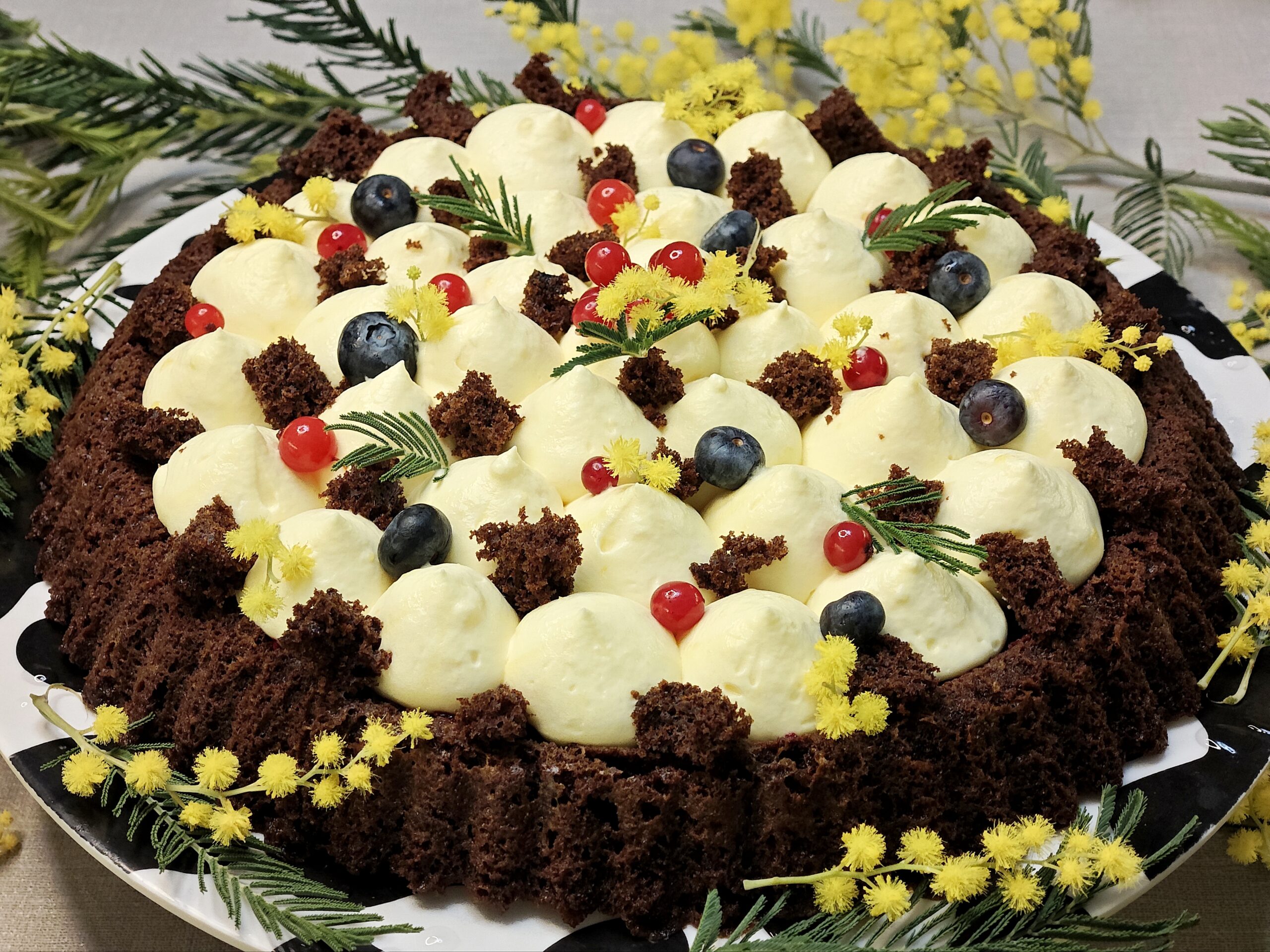 Tarte molle mimosa avec crème et fruits des bois