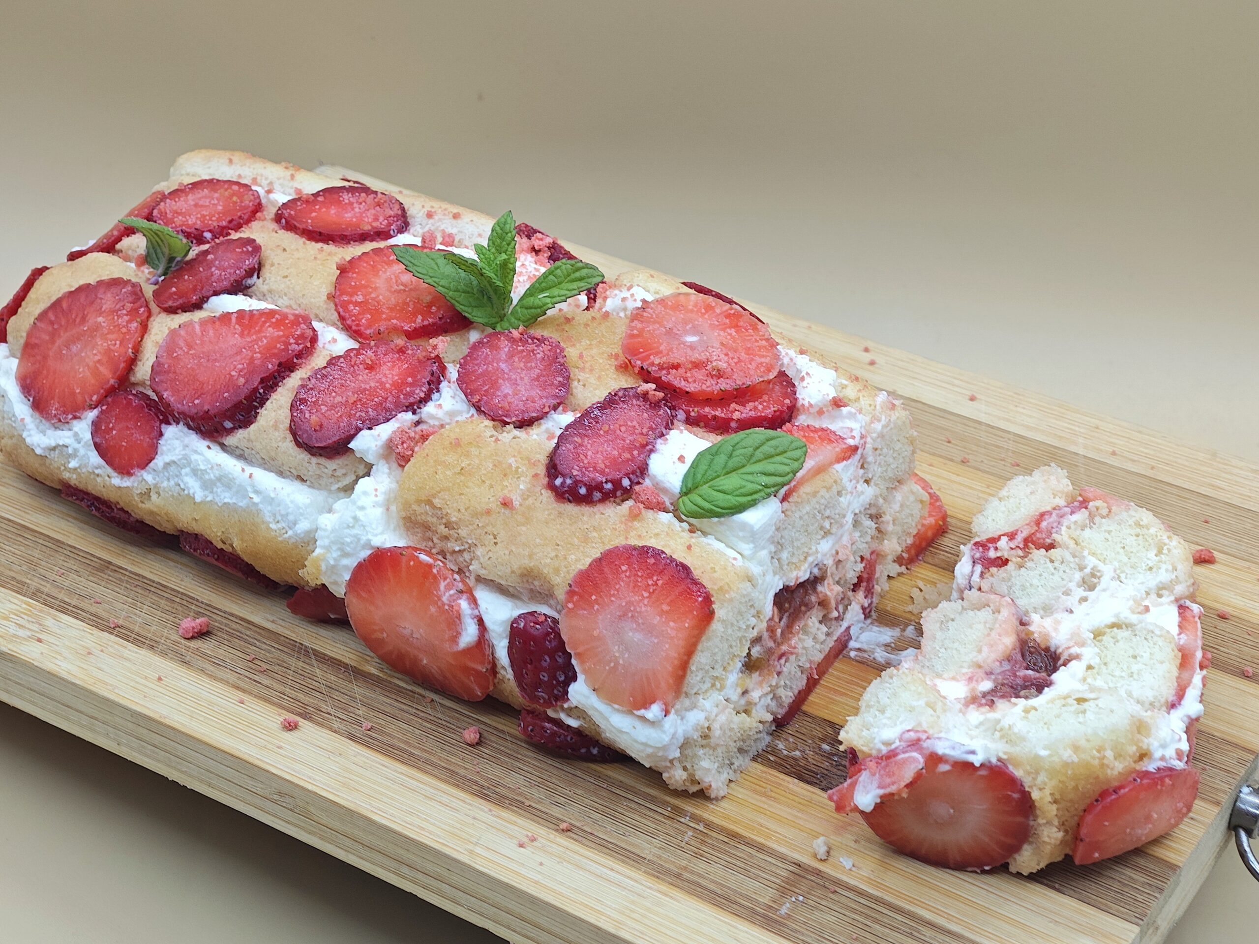Rouleau ricotta et fraises sans cuisson