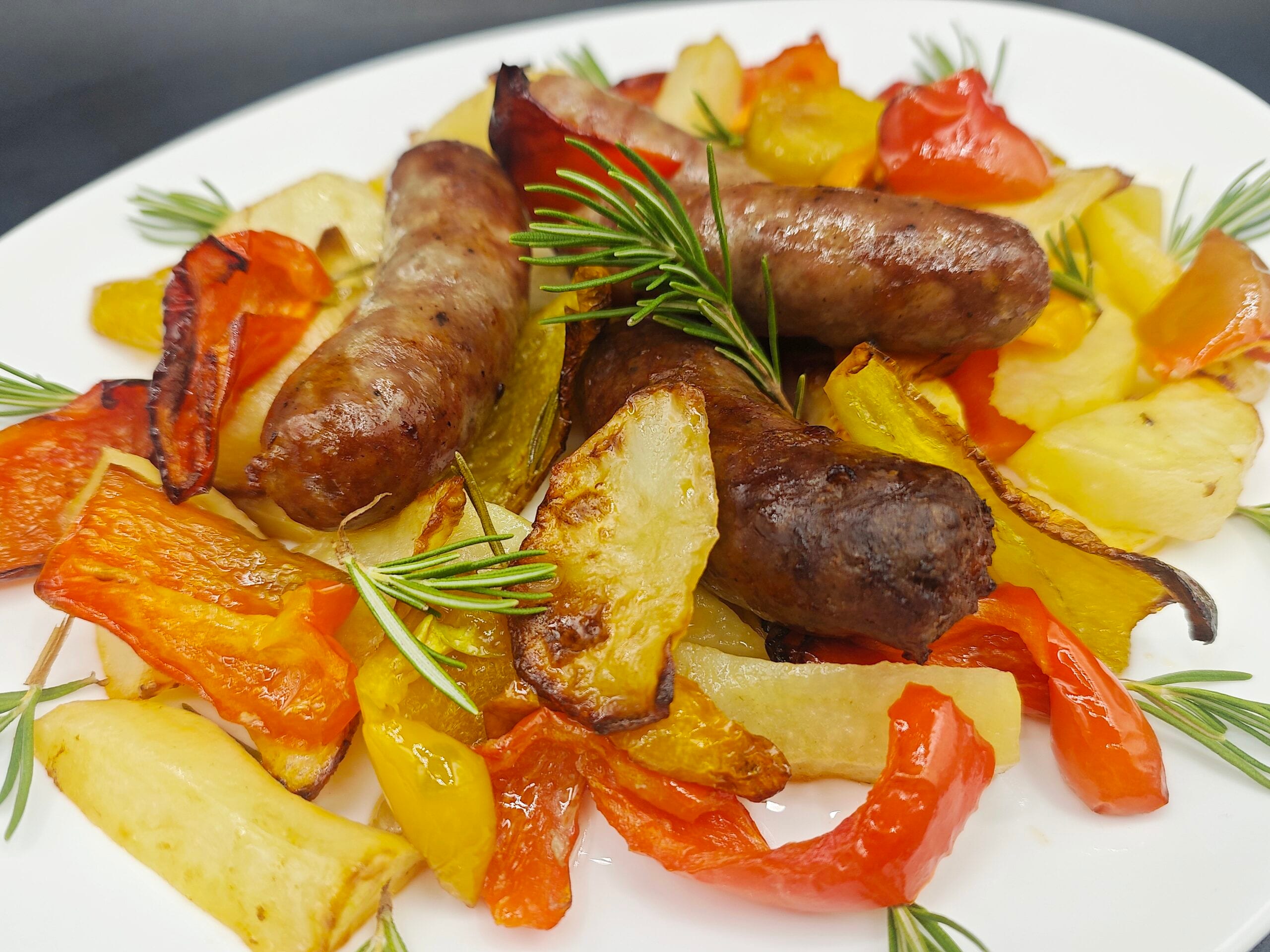 Saucisses, pommes de terre et poivrons en friteuse à air