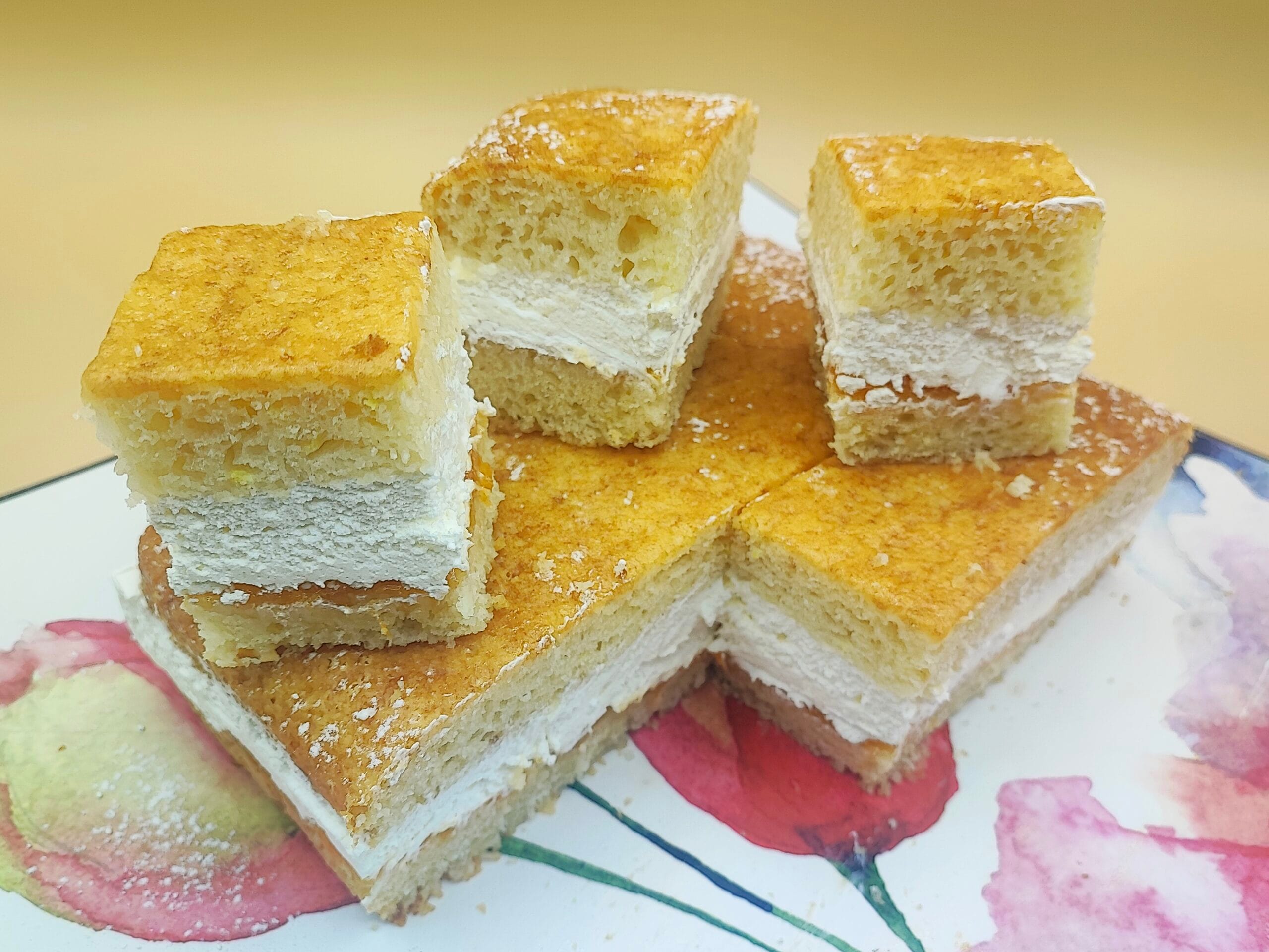 Gâteau sans œufs avec crème et abricots