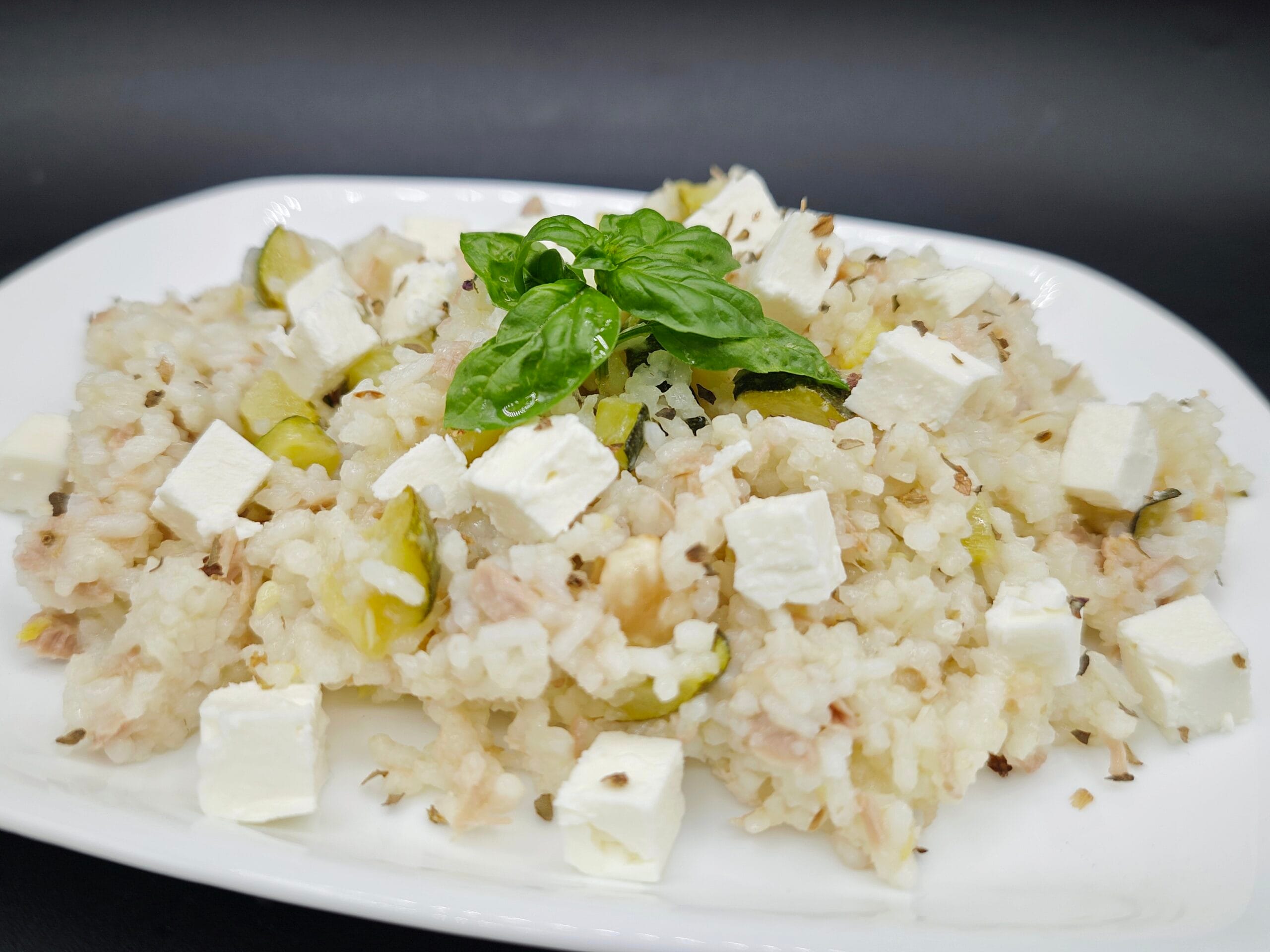 Salade de riz avec courgettes, thon et feta