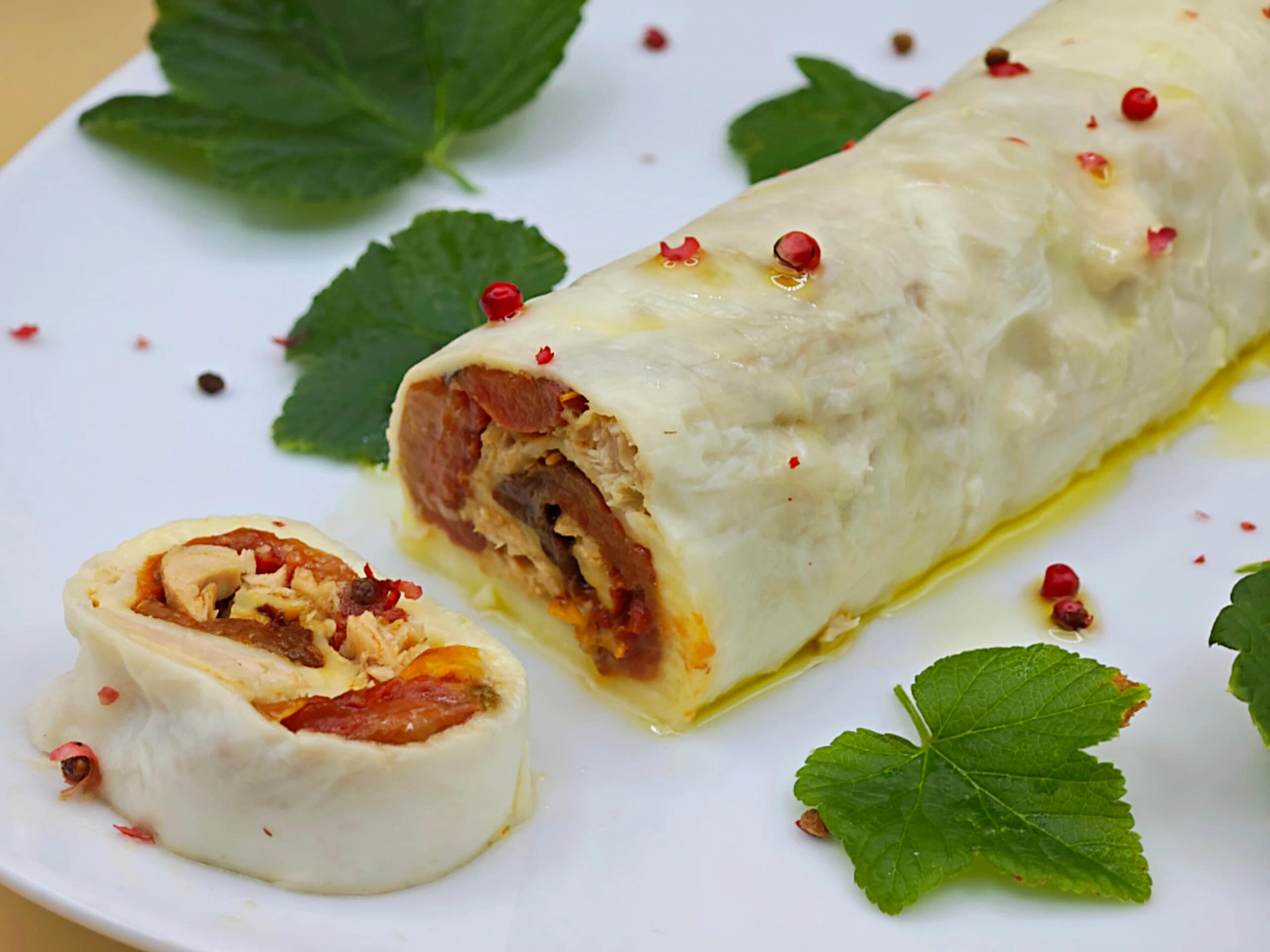 Rouleau de mozzarella avec tomate rôtie et thon: Recette Facile et Savoureuse