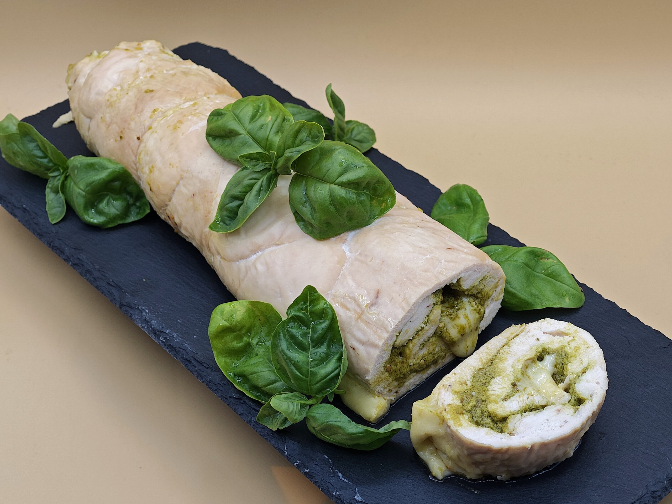 Roulade de poulet au pesto et scamorza
