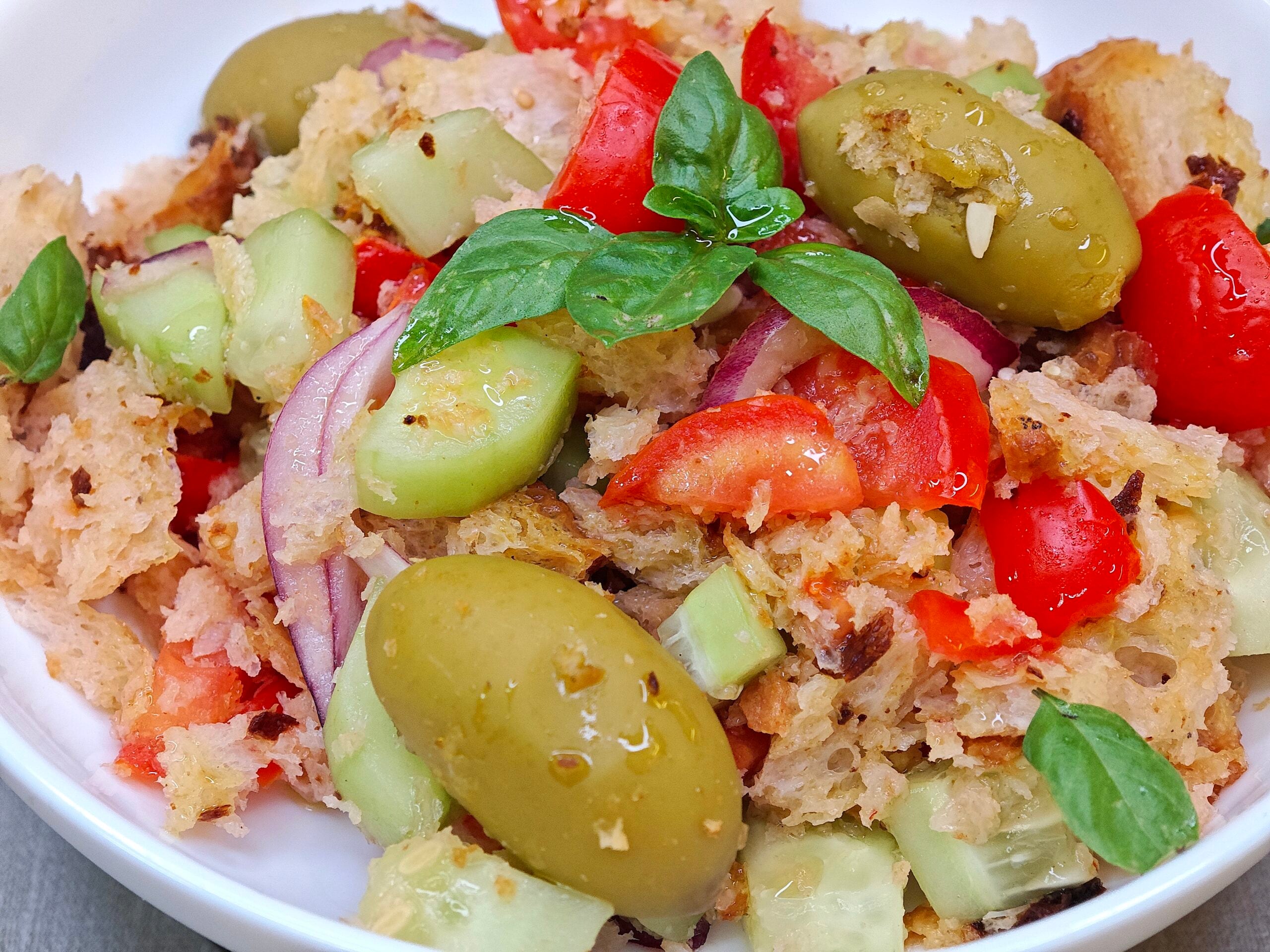 panzanella avec du pain rassis et des tomates