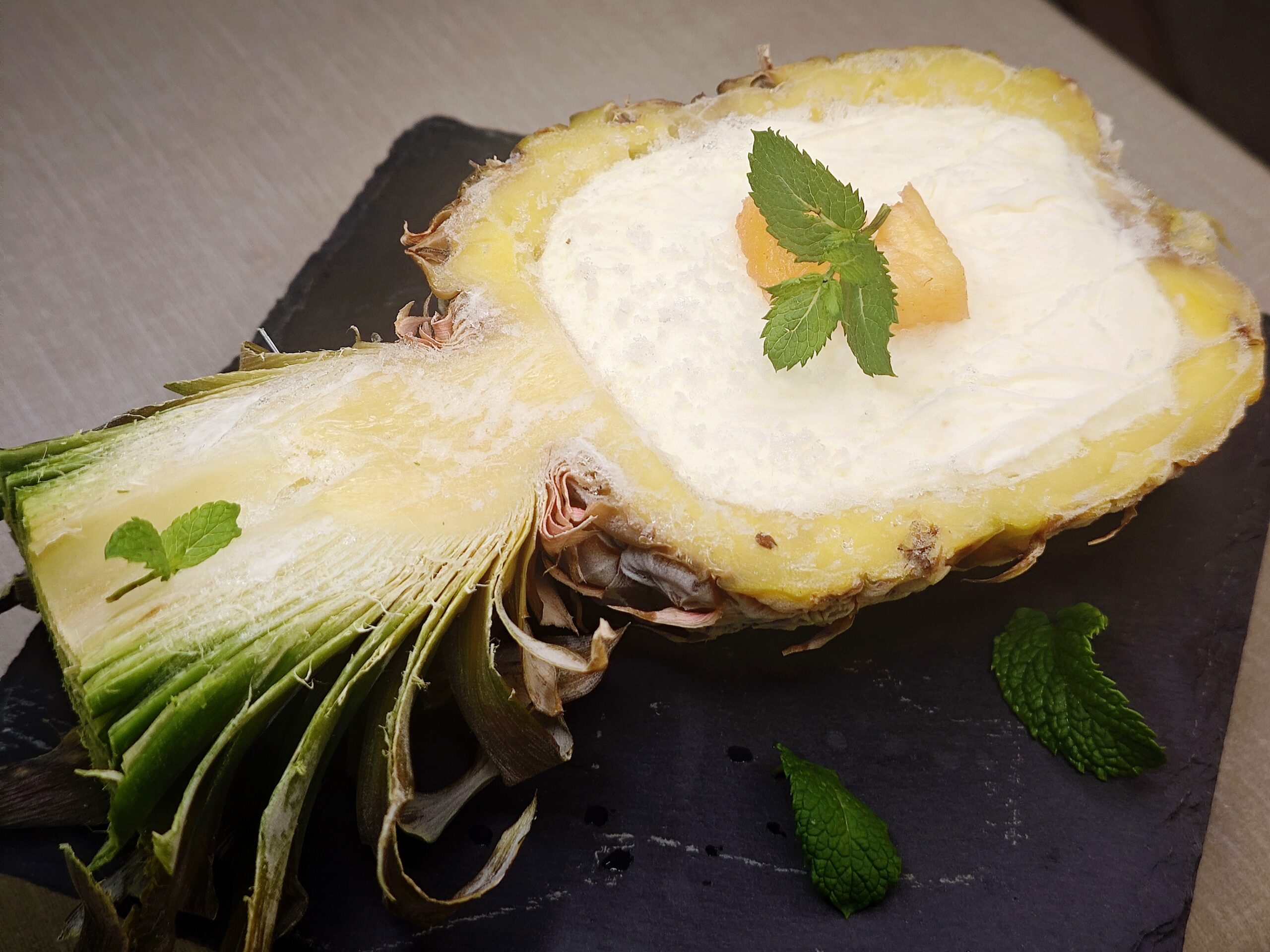 🍍 Glace à l’Ananas dans la Coque – Recette Légère et Fraîche