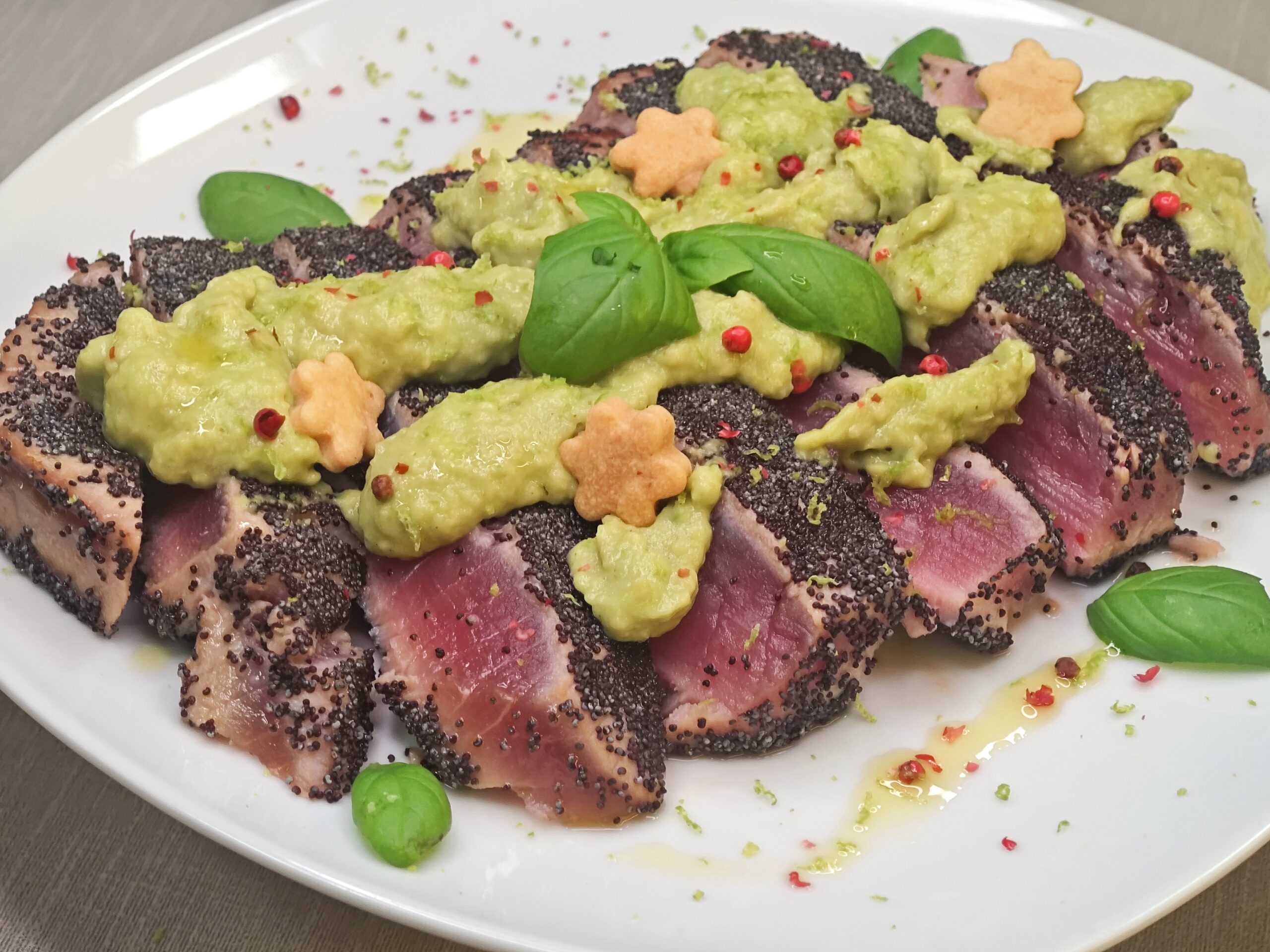 Thon Saisi avec Sauce à l’Avocat et au Citron Vert