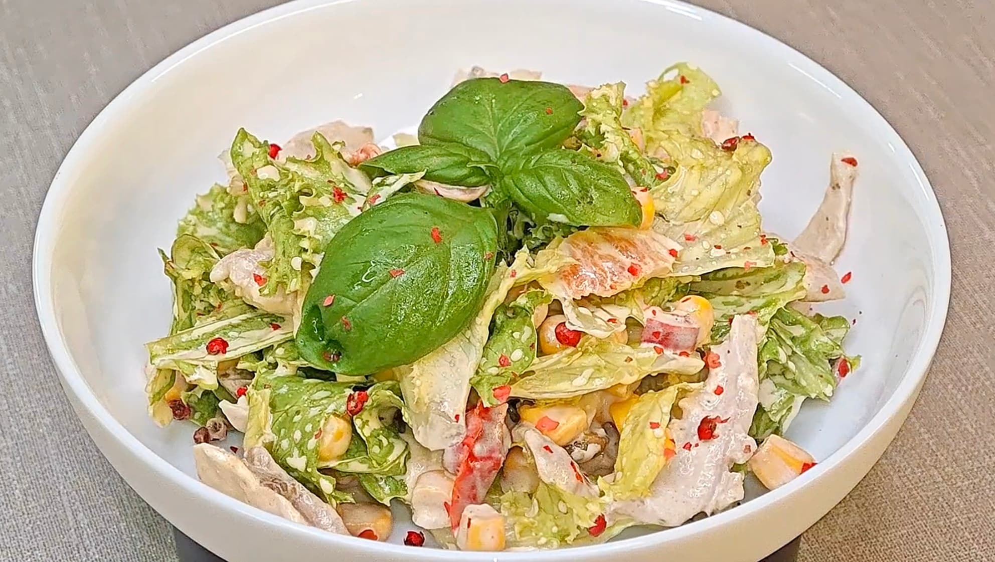 Salade avec Poulet, Champignons et Maïs : Recette Facile et Savoureuse