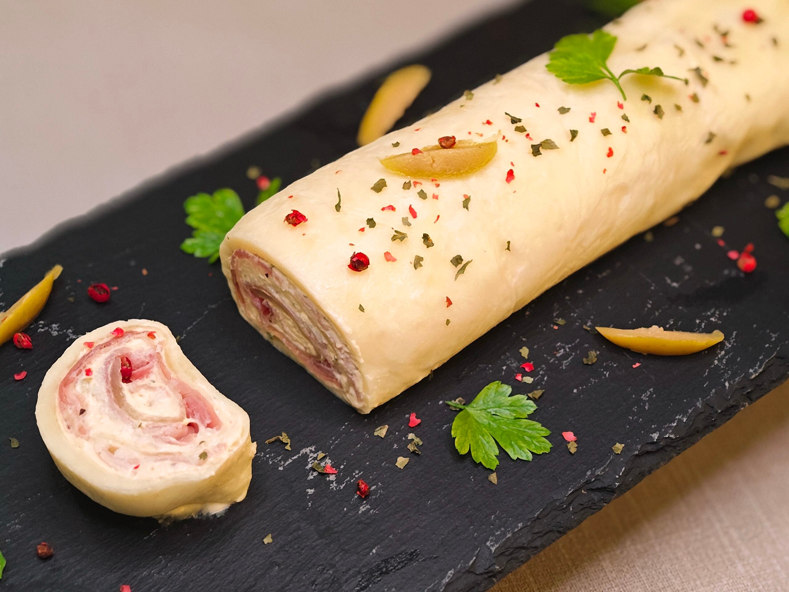 Rouleau de Mozzarella avec Jambon Cru et Olives