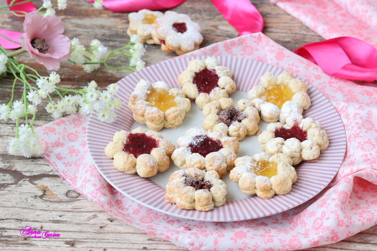 Biscuits fleurs de printemps fourrés