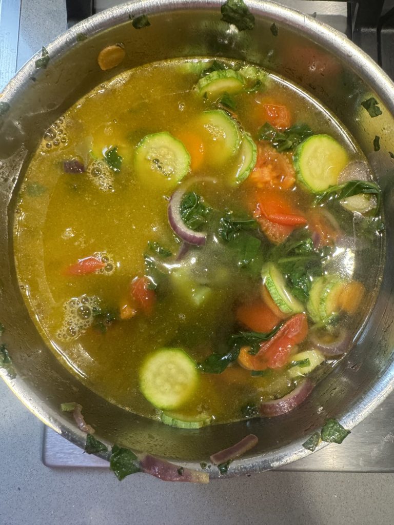 ajouter l'eau bouillante dans l'acquacotta originale de la Maremme