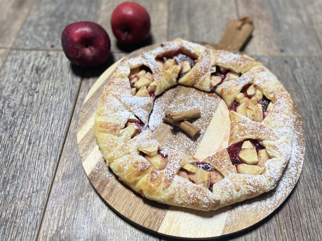 Couronne de pâte feuilletée aux pommes et à la cannelle