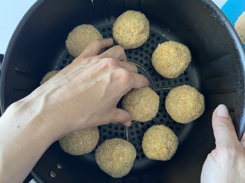 mettre les arancini dans le panier de la friteuse à air