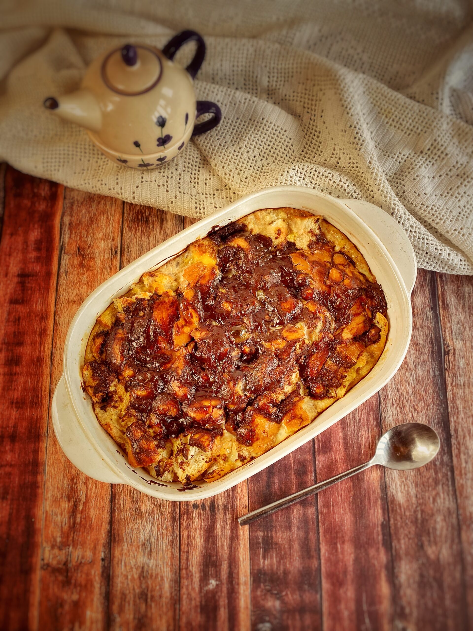 Pudding au pain au chocolat, noisettes et beurre de cacahuètes (États-Unis)
