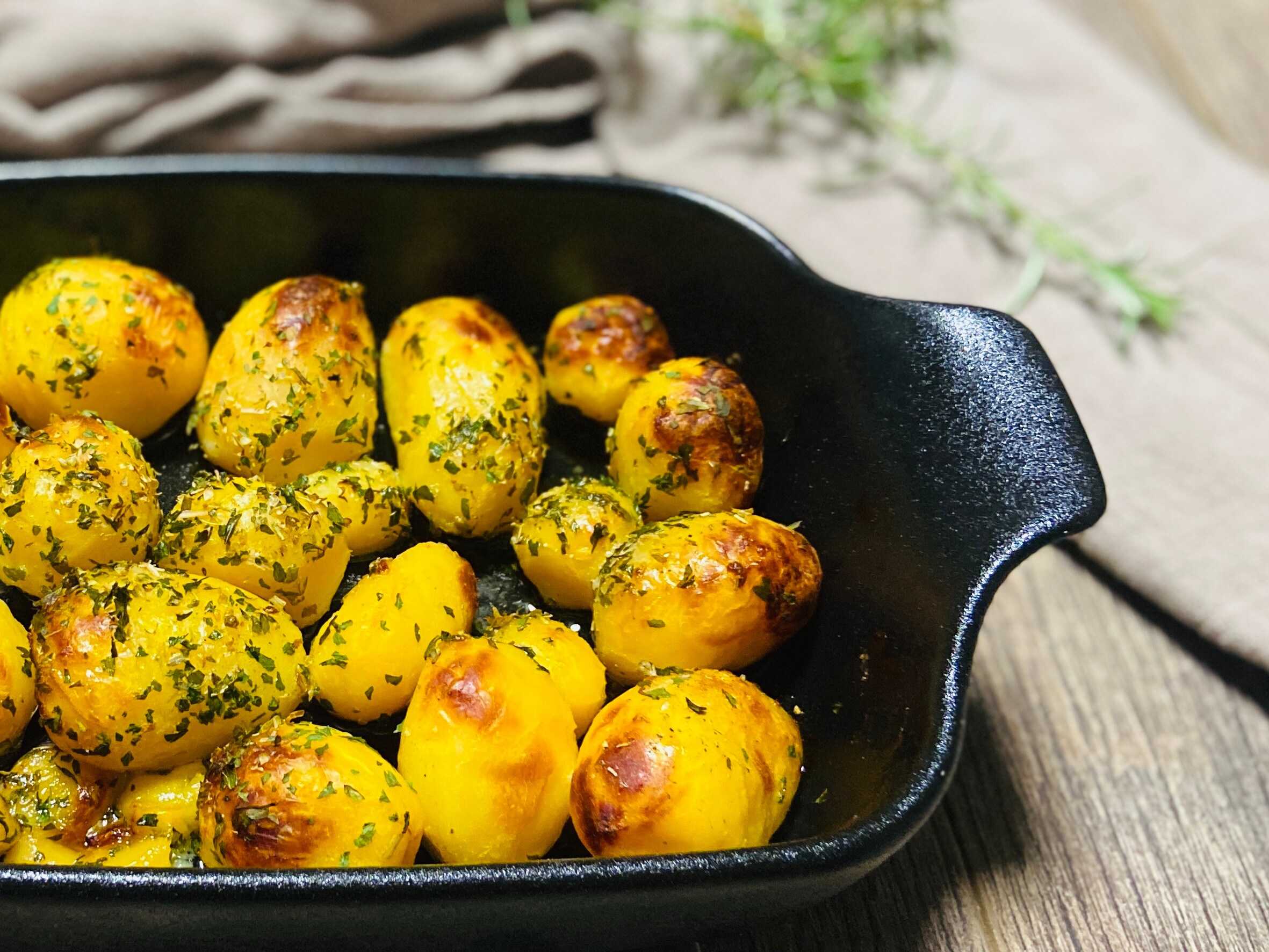 Pommes de terre nouvelles à la friteuse à air