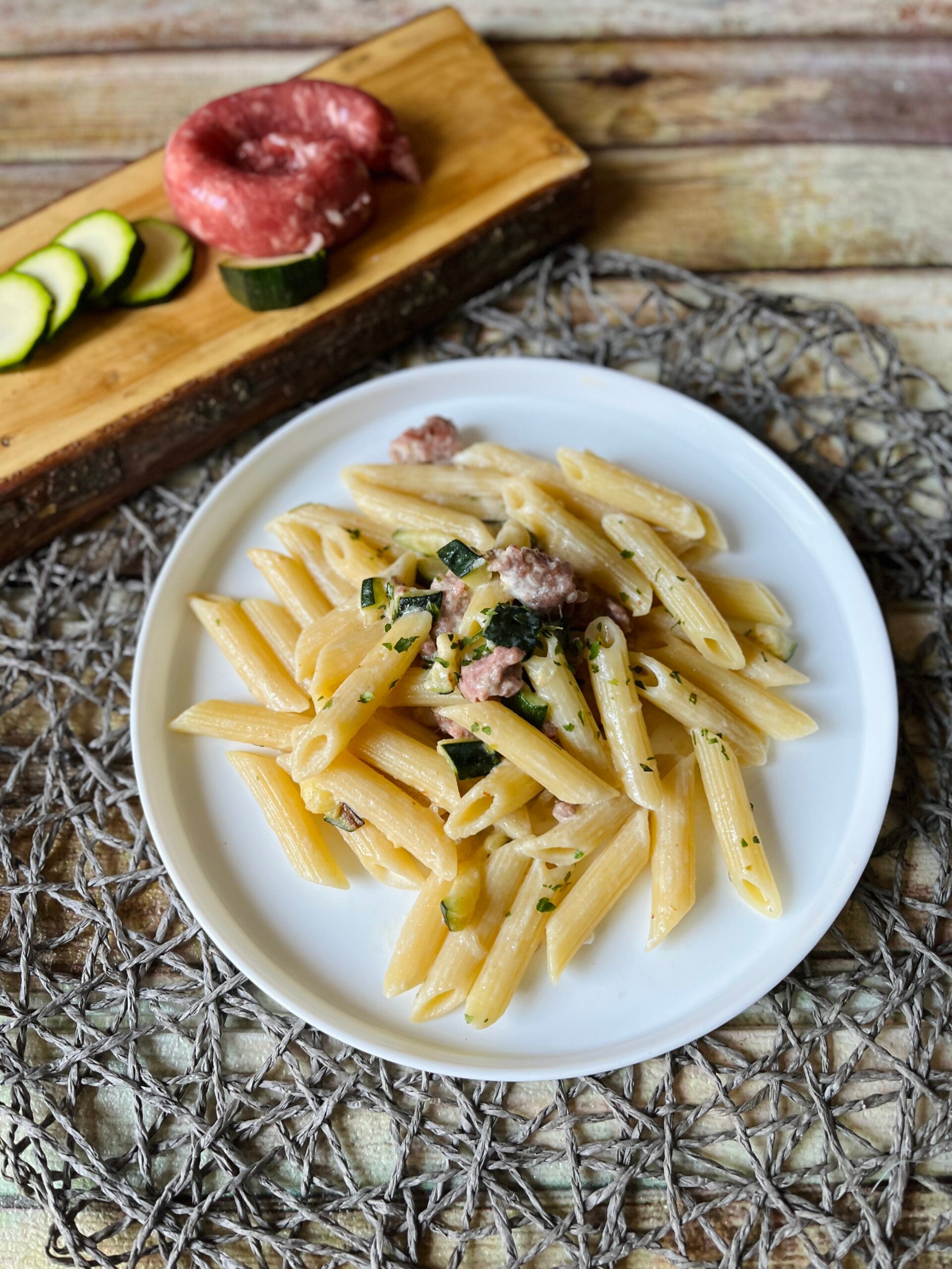 Penne avec saucisse et courgettes