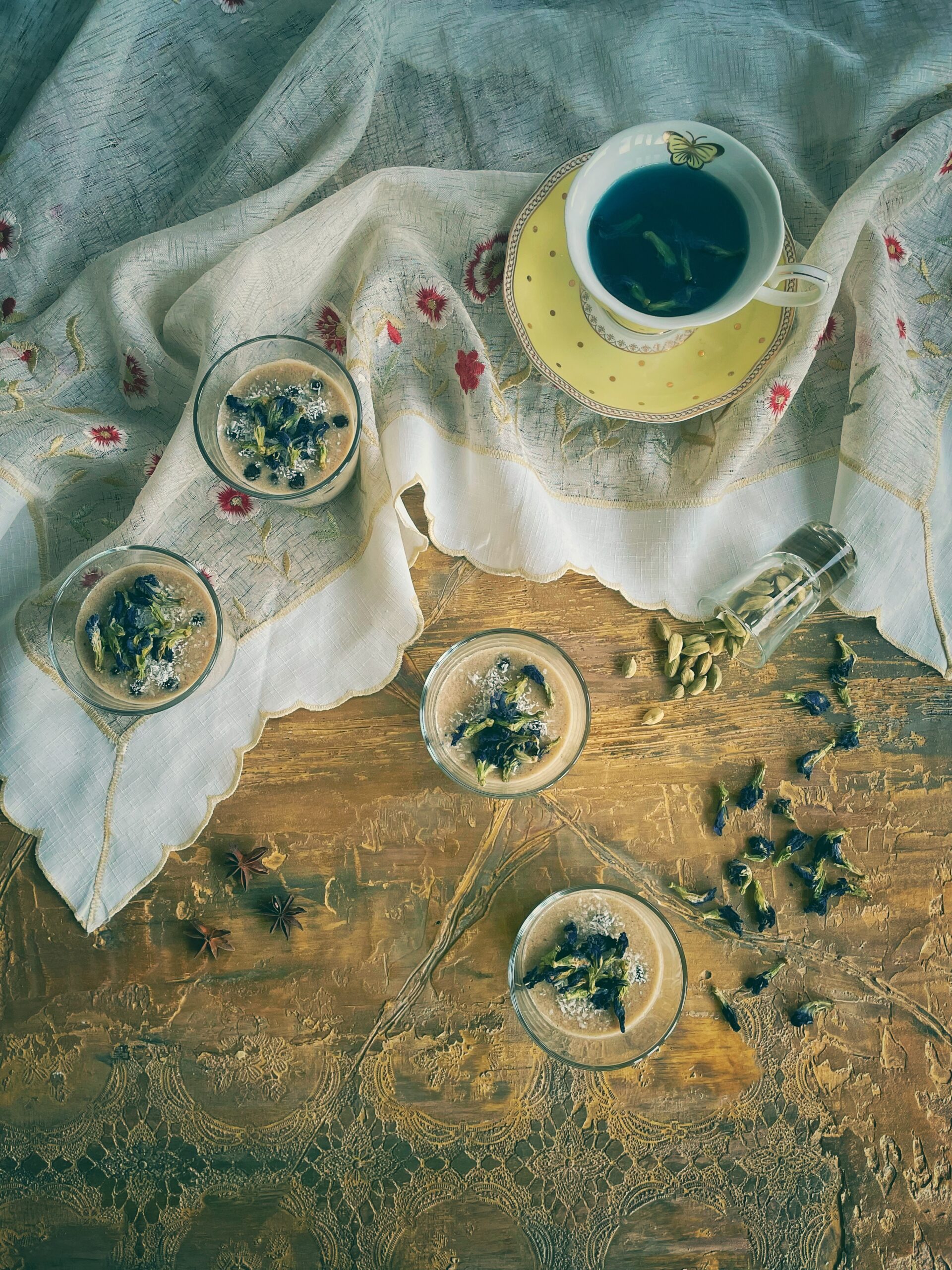 Pudding de tapioca à l’érable épicé et pois papillon