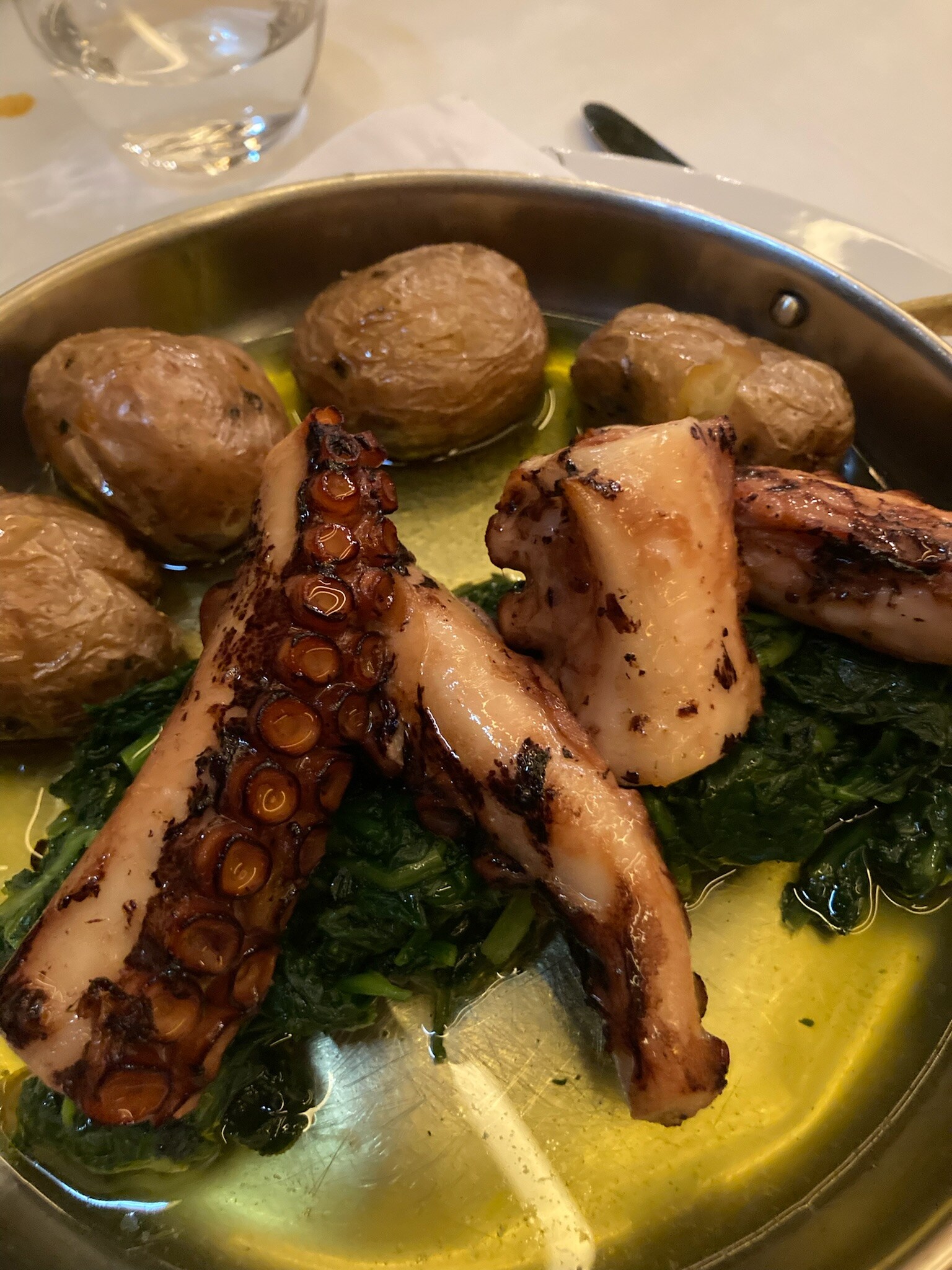 Poulpe à lagareiro avec pommes de terre à la murro (Portugal)