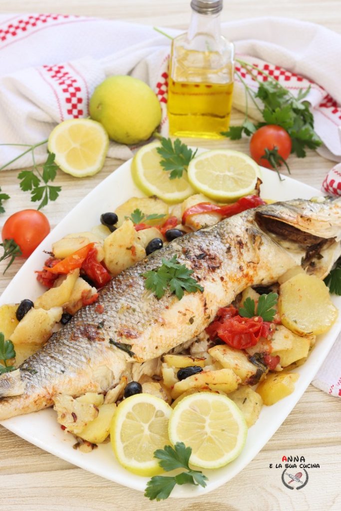 Bar ou loup de mer au four avec pommes de terre, tomates cerises et olives