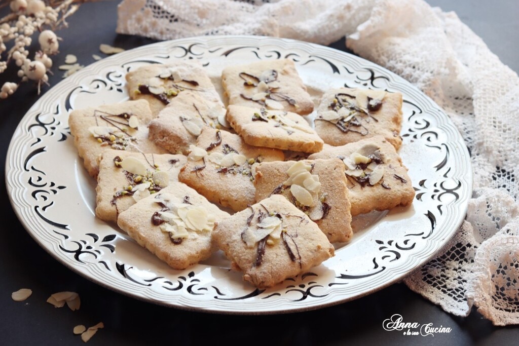 Biscuits rustiques de Noël de grand-mère aux fruits secs et confits