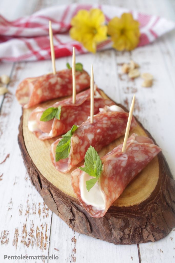 Roulés de salami, mayonnaise et saucisse