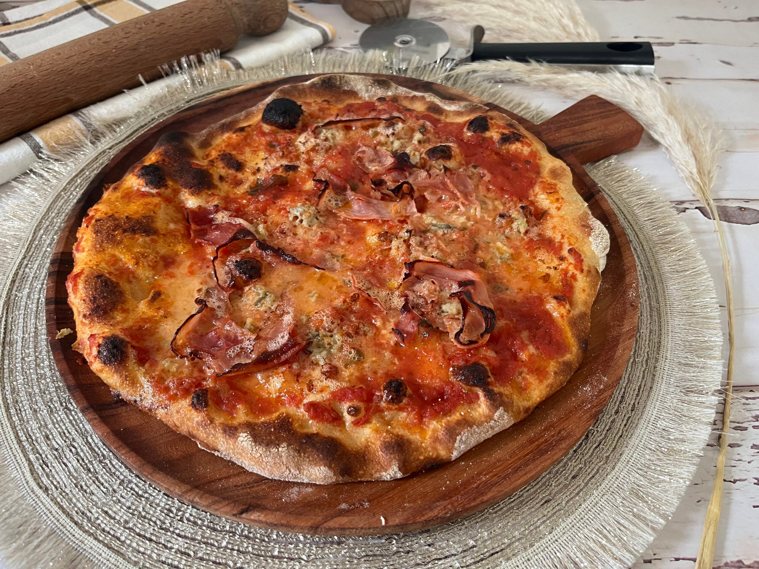 Pizza jambon cuit et gorgonzola