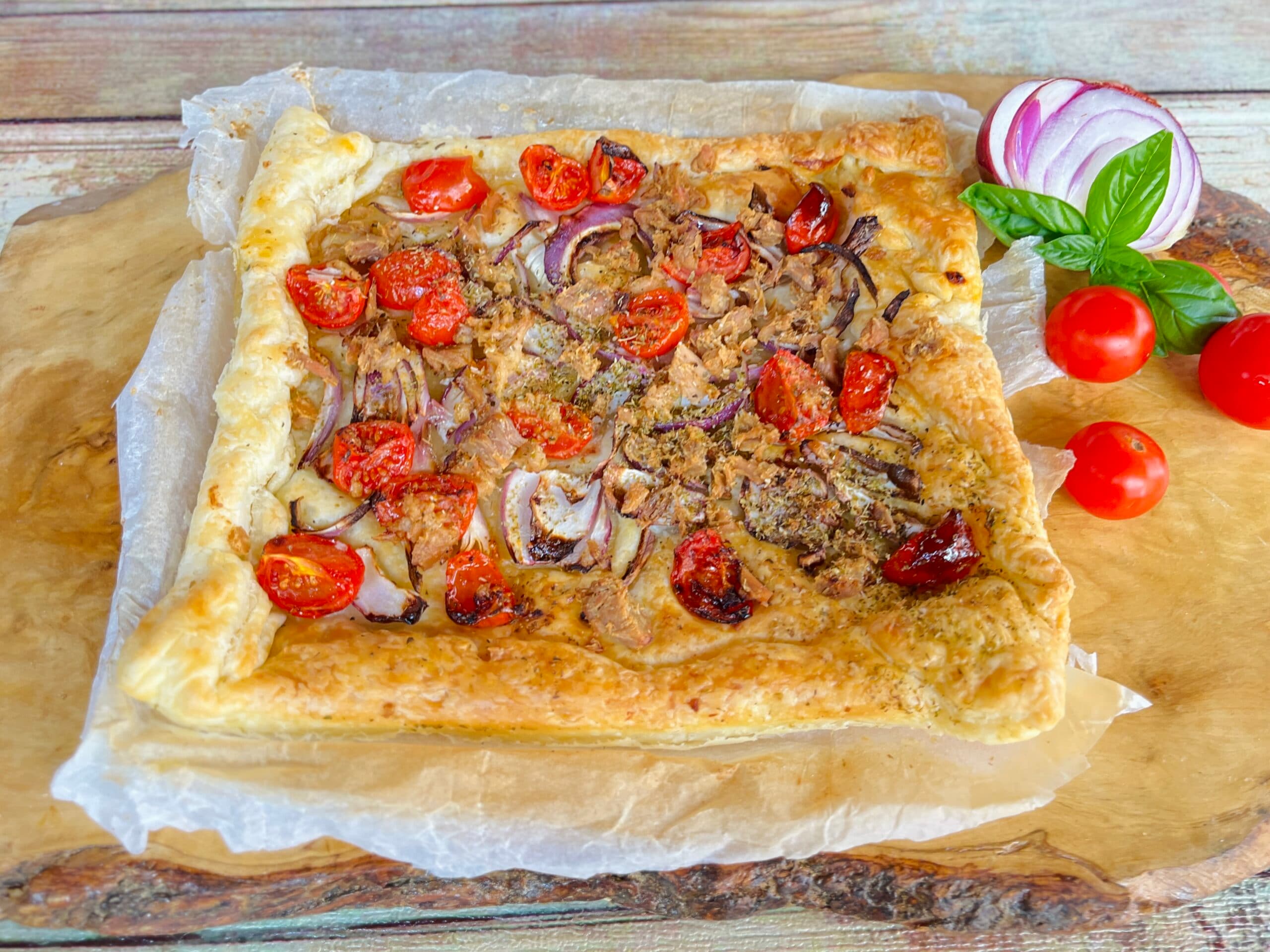 Feuilletée avec thon, oignons et tomates cerises