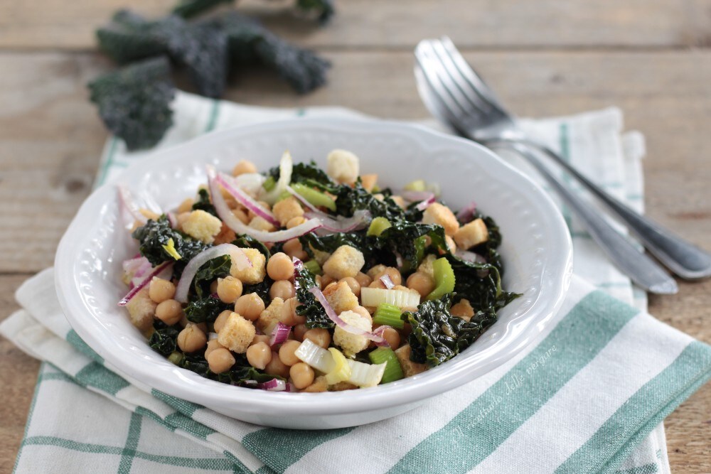 Panzanella avec pois chiches et chou noir