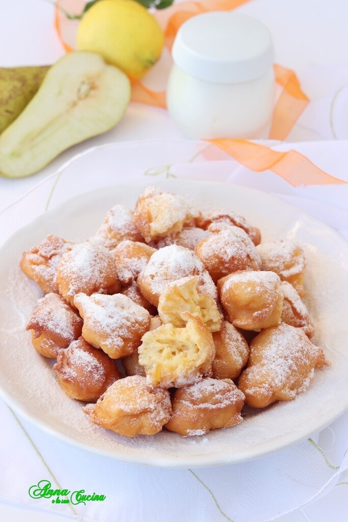 beignets sucrés aux poires et yaourt au rhum