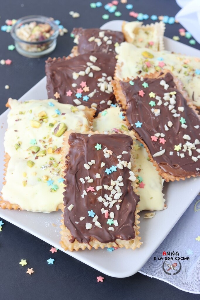 chiacchiere mixtes à la crème de pistache et noisette enrobées de chocolat