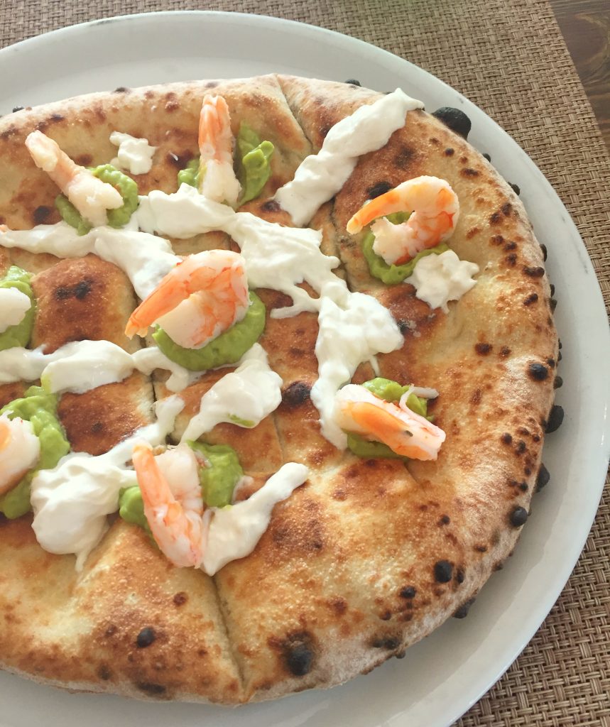 pizza aux crevettes, stracciatella et guacamole