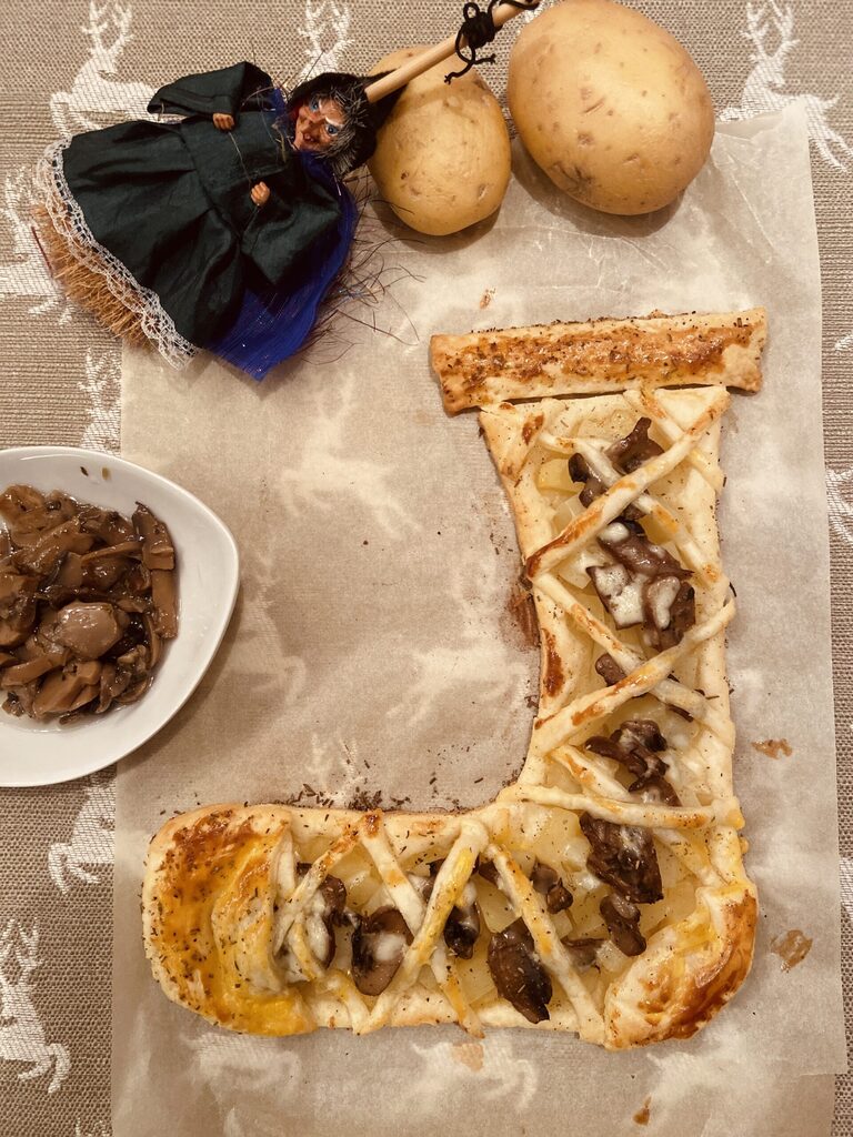 Chaussette de la Befana en pâte feuilletée avec champignons et pommes de terre