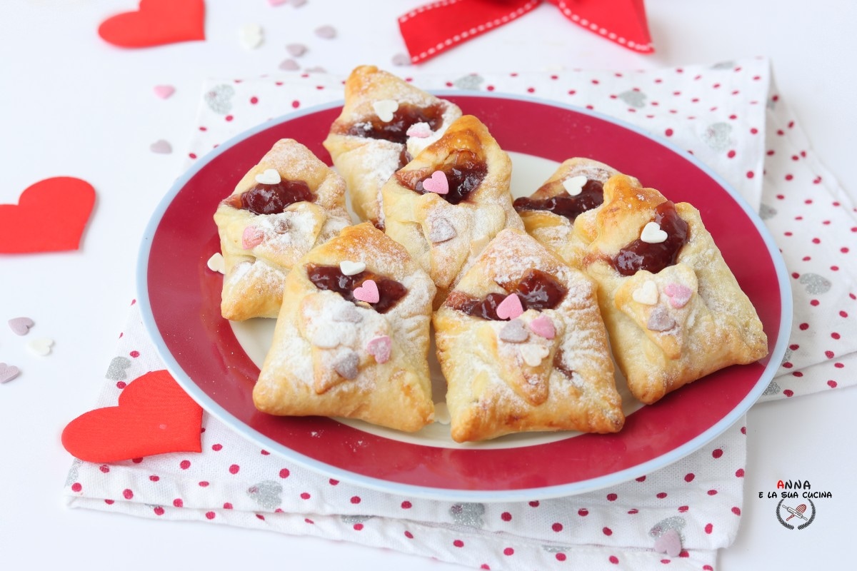 Petites lettres de pâte feuilletée farcies pour la Saint-Valentin