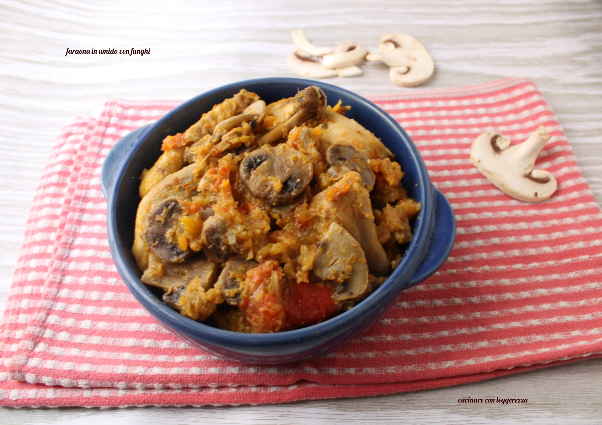 Pintade à l’étouffée avec des champignons