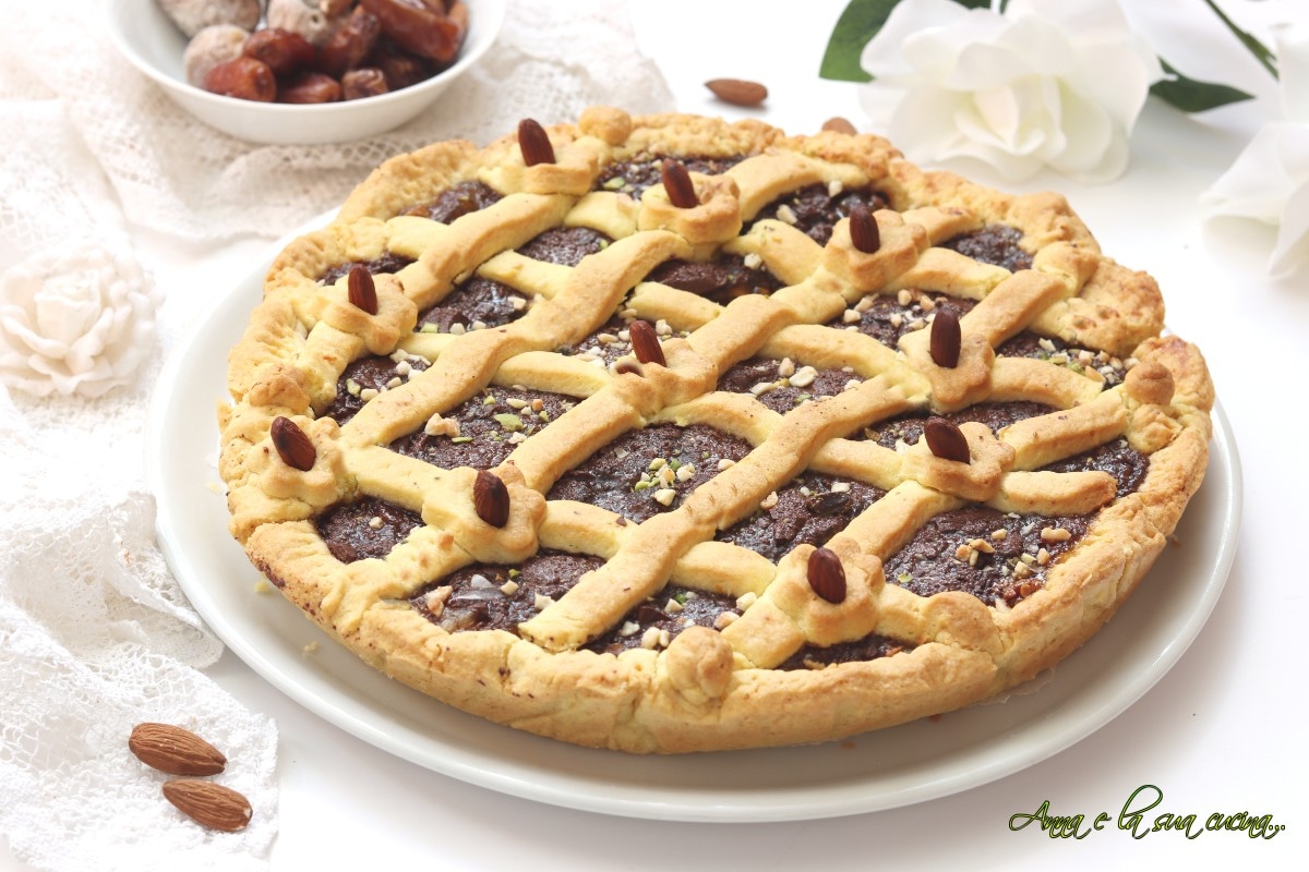 Tarte avec confiture, fruits secs et chocolat avec les restes de Noël