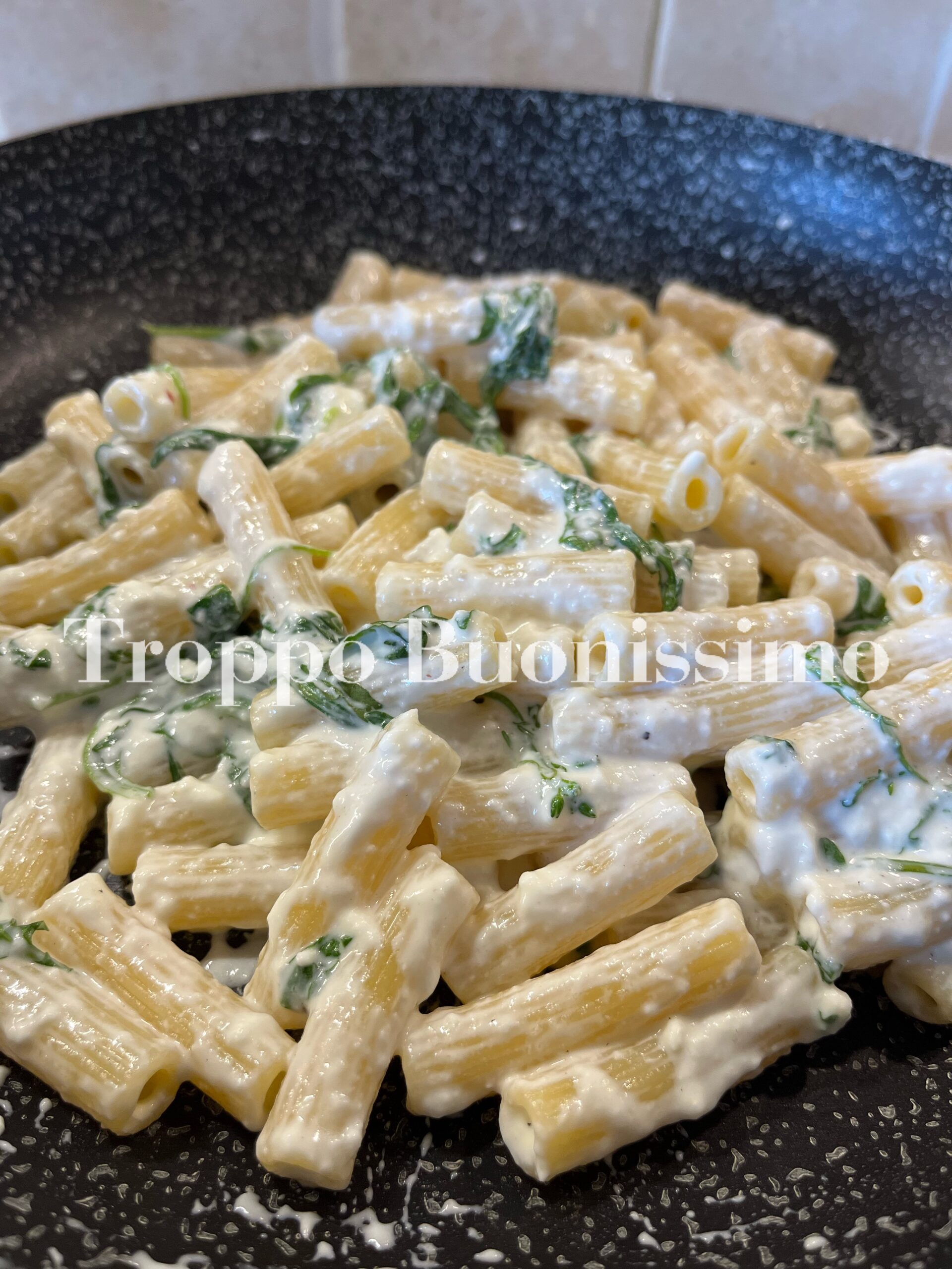 Pâtes à la crescenza et à la roquette