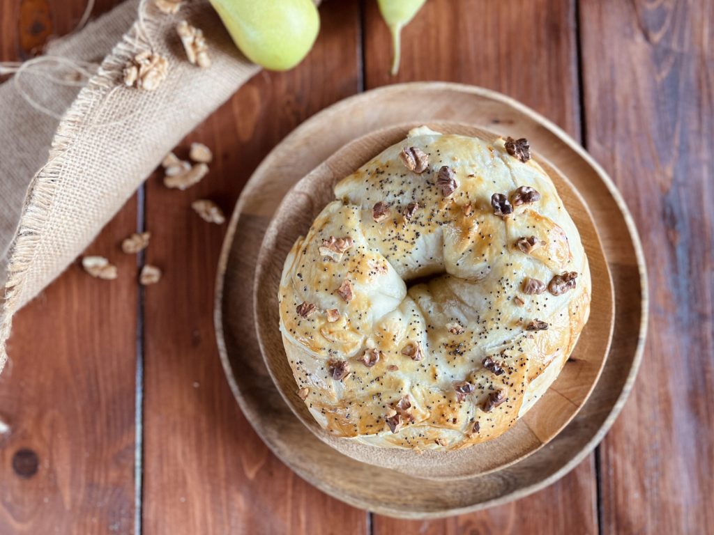 Couronne de pâte feuilletée aux poires et gorgonzola