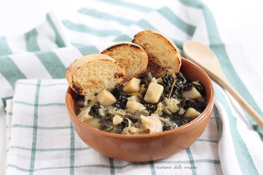 Soupe avec chou frisé, pommes de terre et chou kale