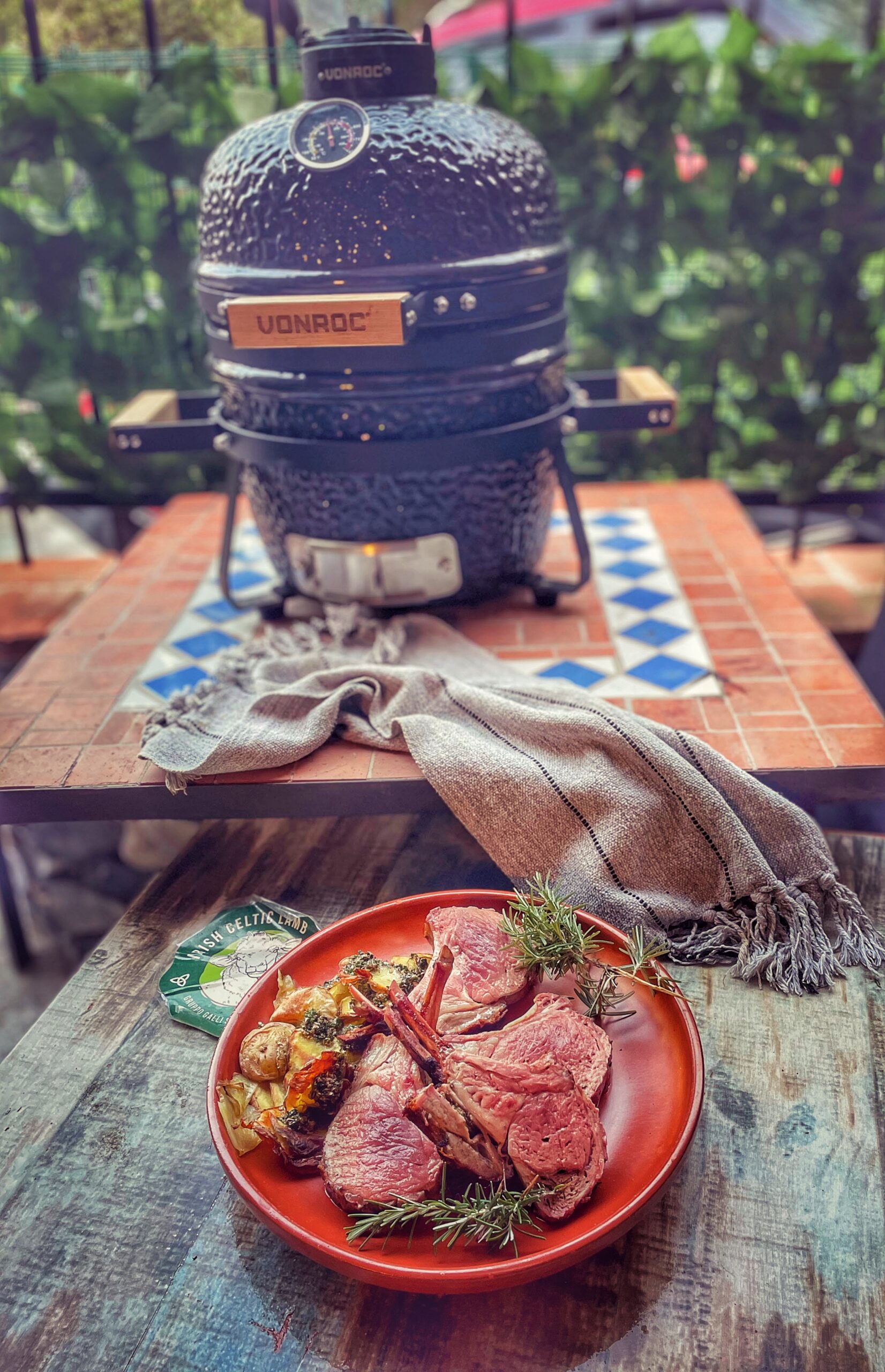 Carré d’agneau aux herbes, au kamado