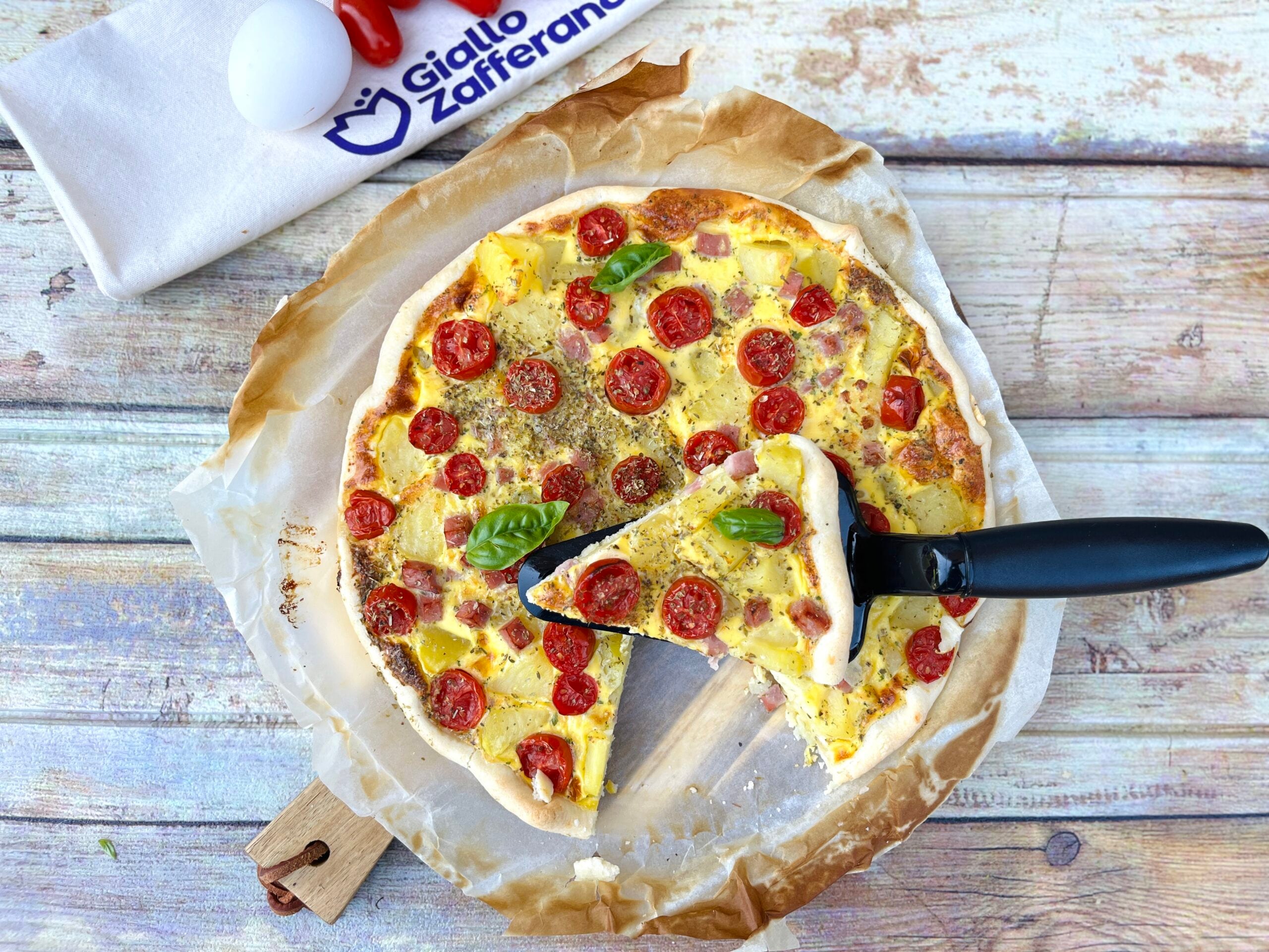 Tarte rustique au jambon, pommes de terre et tomates cerises