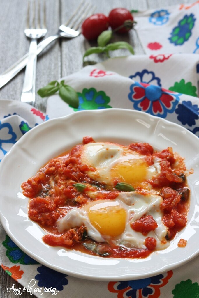 œufs à la tomate et basilic frais