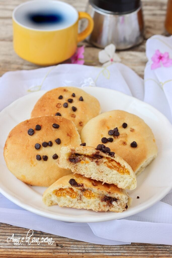 Petits pains sucrés farcis à la confiture et au chocolat