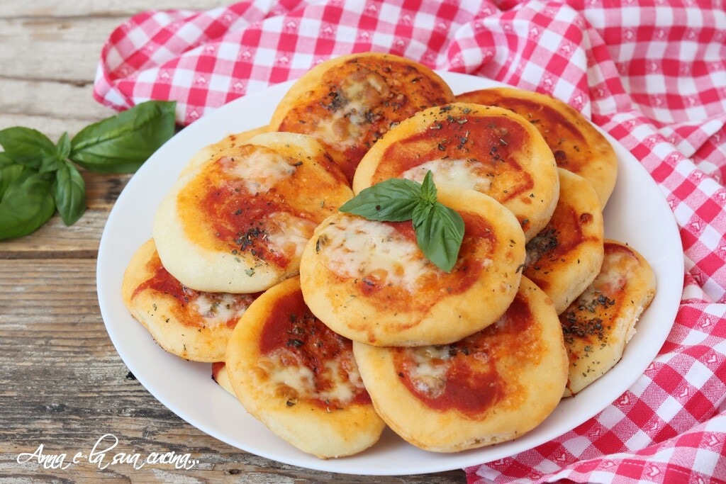 Petites pizzas moelleuses pour buffet