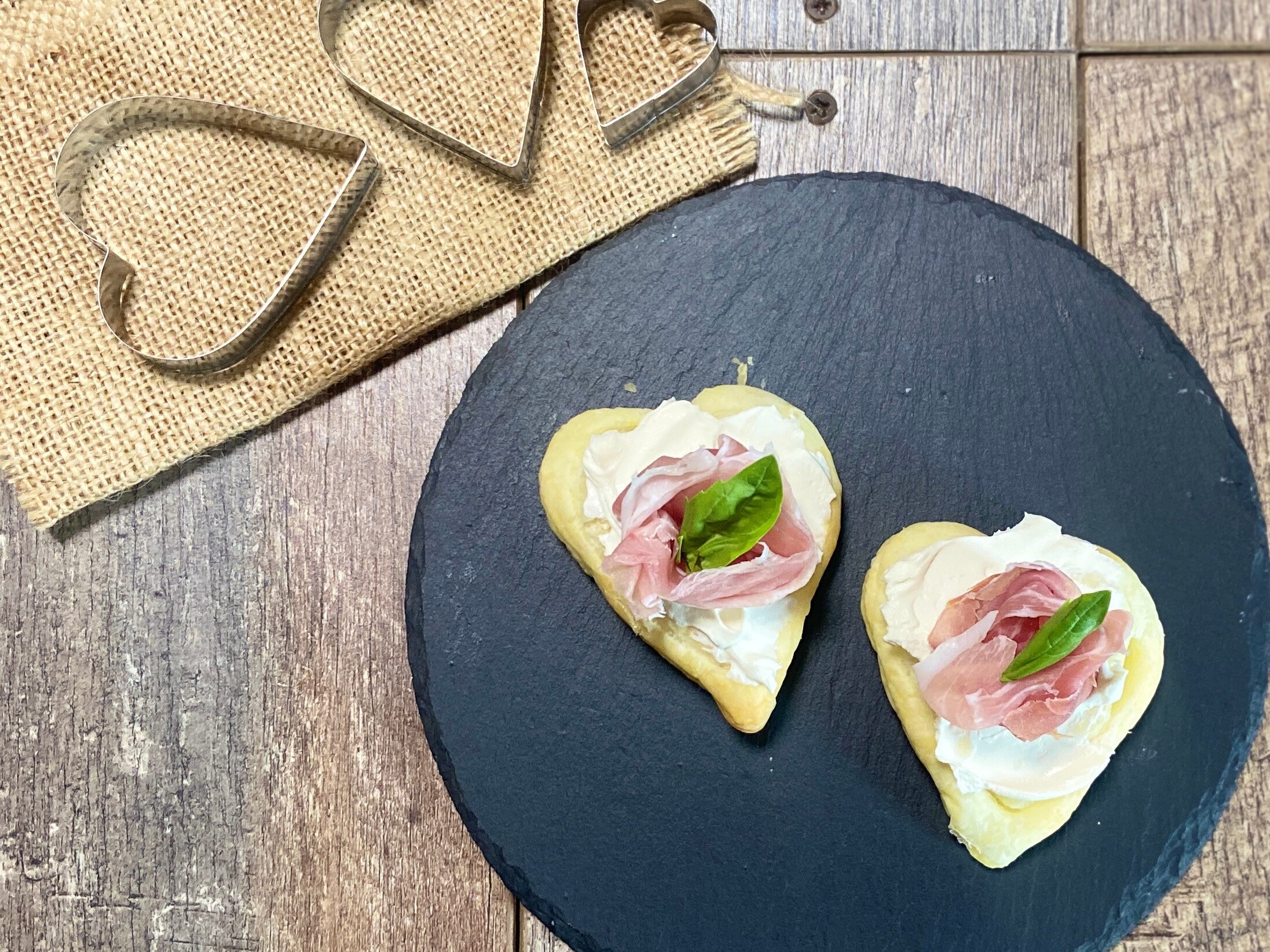 Cœurs de pâte feuilletée au jambon cru