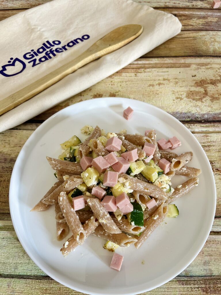 Pasta con feta e zucchine in friggitrice ad aria