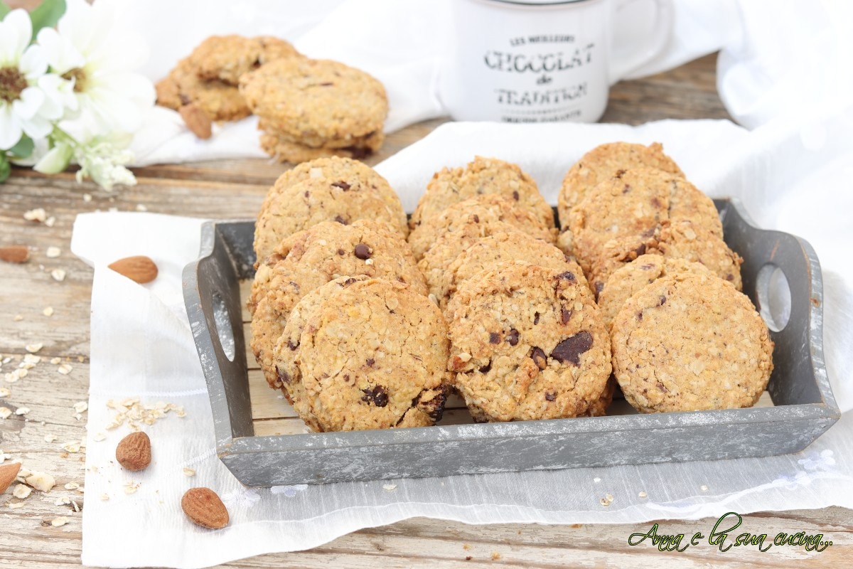 Biscuits aux céréales avec fruits secs et chocolat